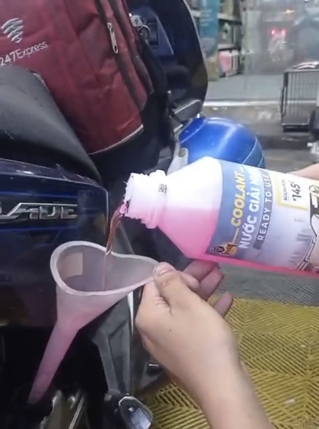 Nước làm mát động cơ SPRAYKING chai 1Lít