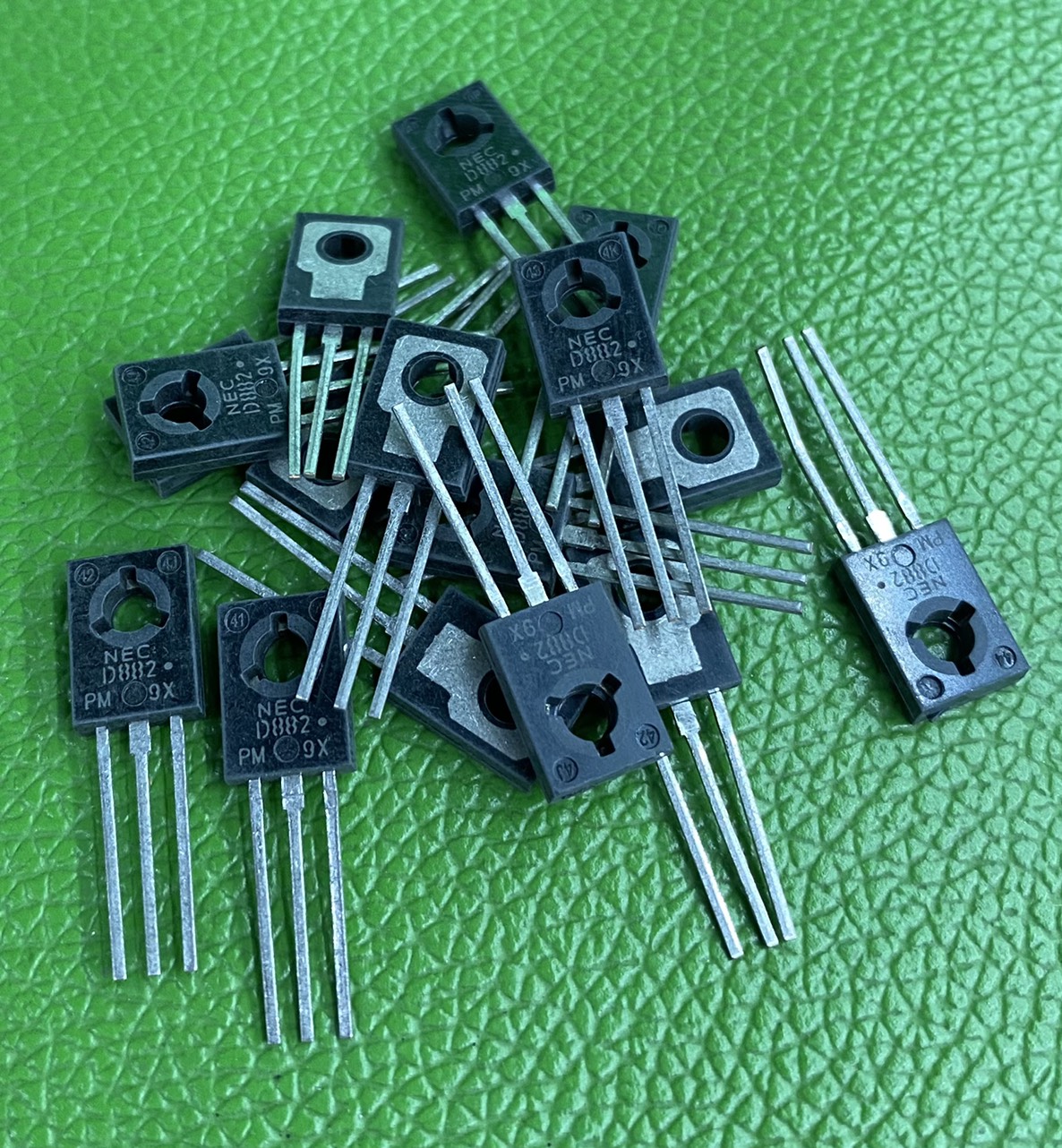 Combo 5 Con Transistor NPN D882 3A-40V loại 1