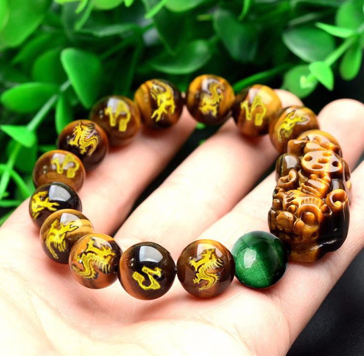 Vòng tay đá mắt hổ khắc rồng gắn tỳ hưu đính đá phong thủy 14 li- Phong thủy mang lại sự tỉnh táo, sáng suốt, khôn ngoan, hạnh phúc và sức khỏe
