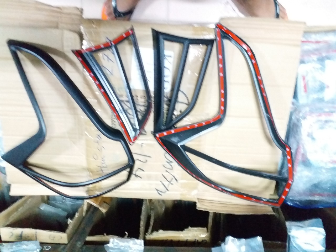 Bộ 2 Ốp viền đèn hậu đen Mitsubishi Xpander 2018-2021