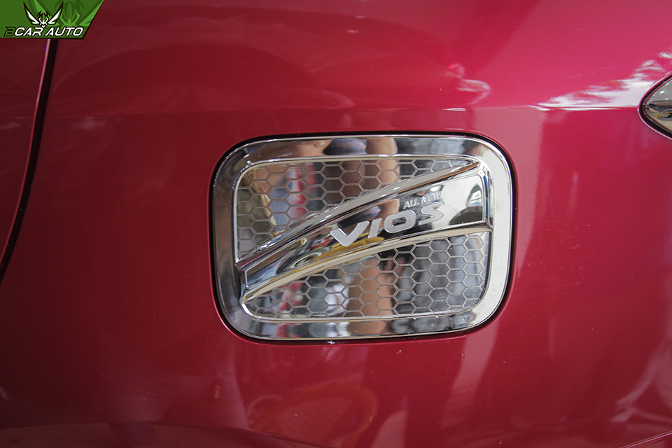 Ốp trang trí nắp bình xăng Vios 2014-2019