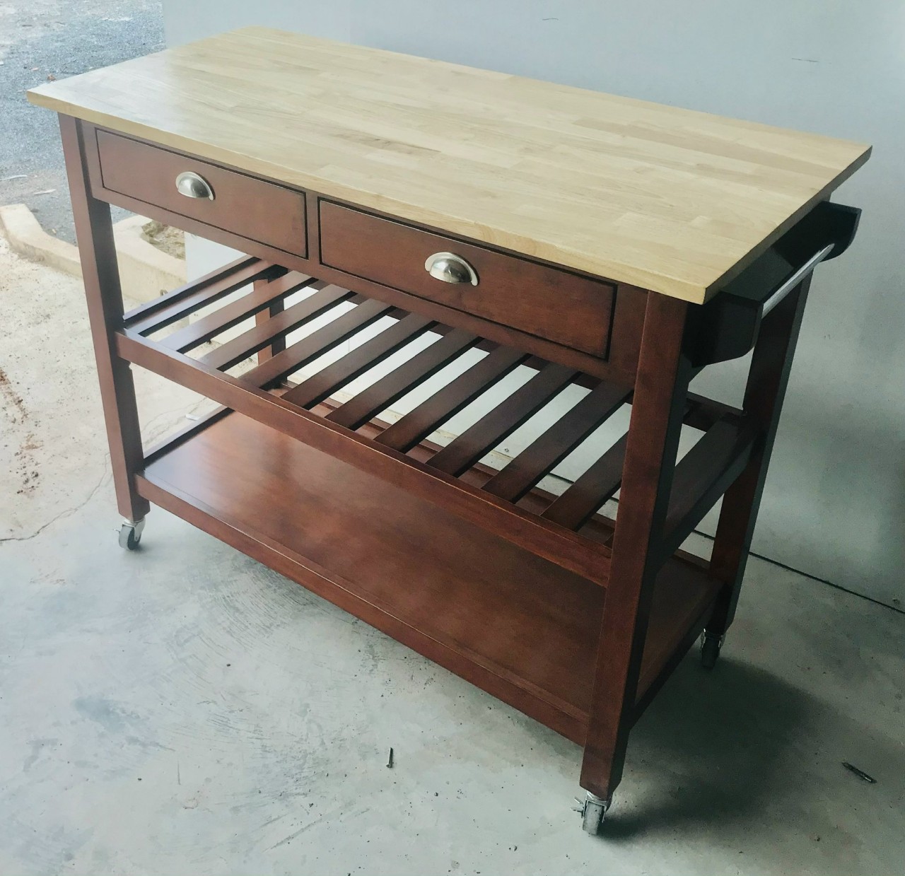 Kệ bếp phòng ăn kiểu dáng châu âu