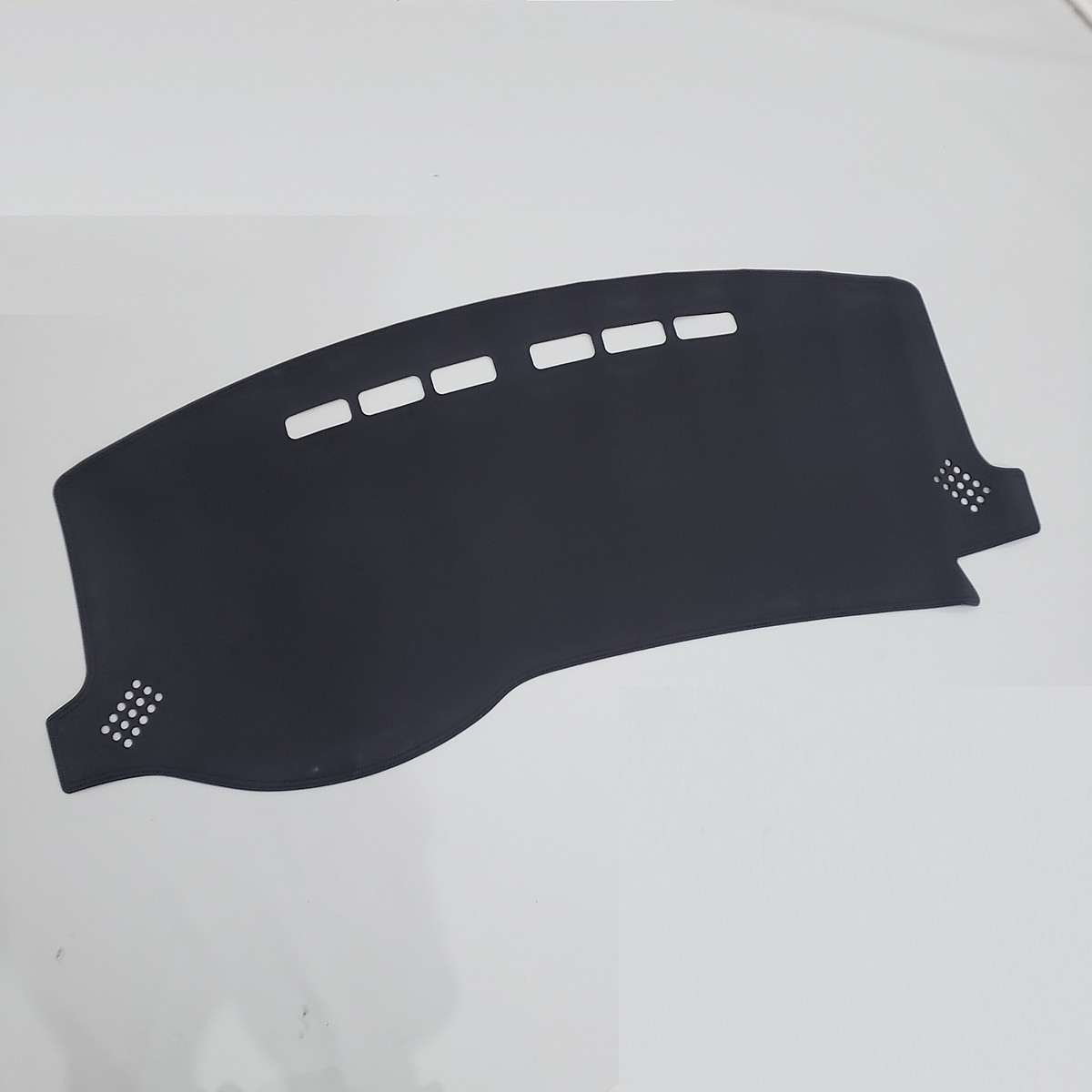 Thảm taplo da carbon xe Xpander đời 2018 đến 2024 màu đen, có chống trượt, thiết kế 3D vừa in form xe, giúp che nắng bảo vệ taplo, tạo thẩm mỹ cho xe của bạn