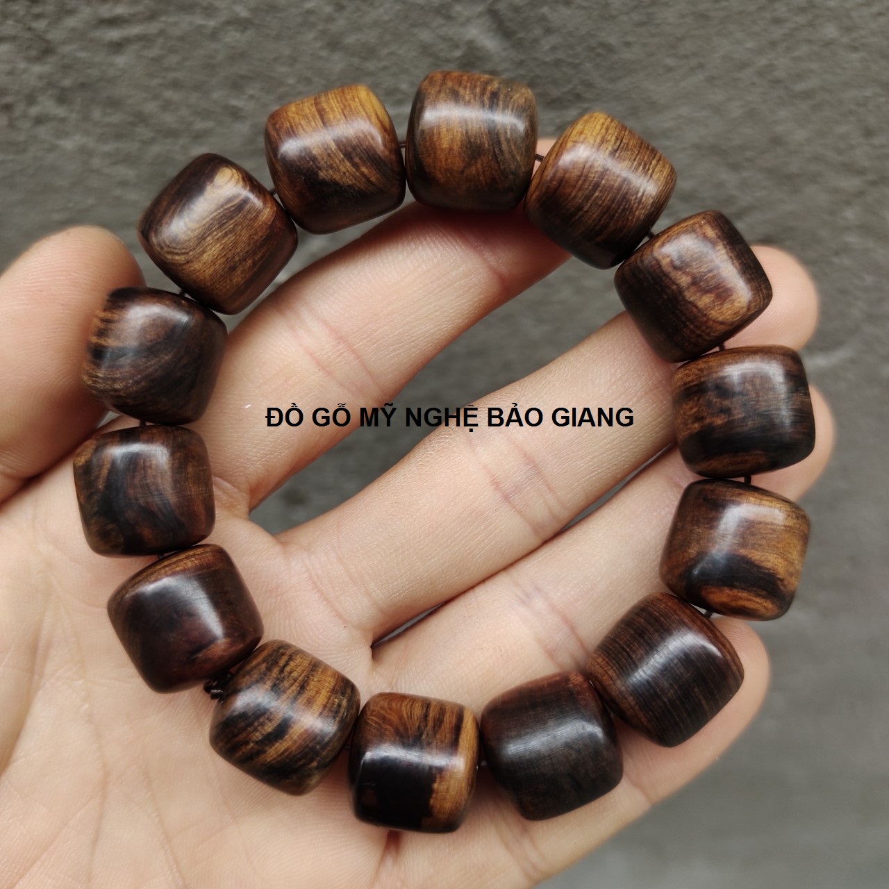 Vòng tay gỗ bách xanh chìm nước có mùi thơm 14ly