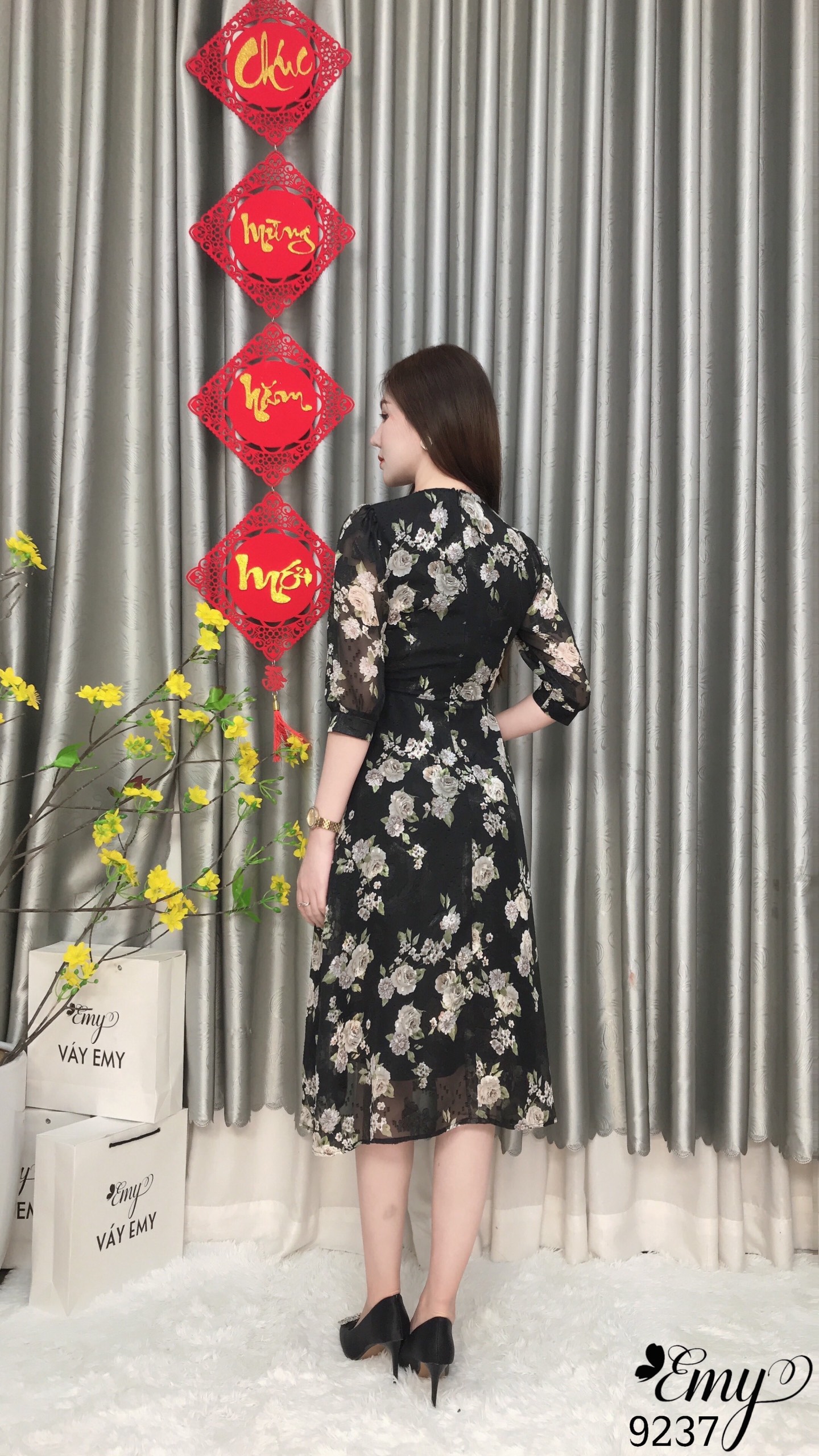 Đầm EMY EM9237 Xoè Đen Hoa Cổ V