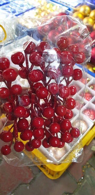 Chùm quả cherry trang trí cây thông