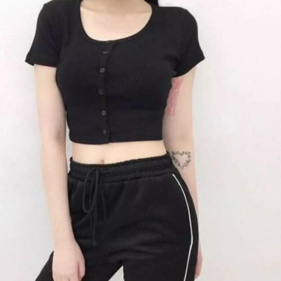 Áo thun kiểu áo thun croptop kiểu nút form 45kg áo thun kiểu ôm áo thun cổ tròn tay ngắn