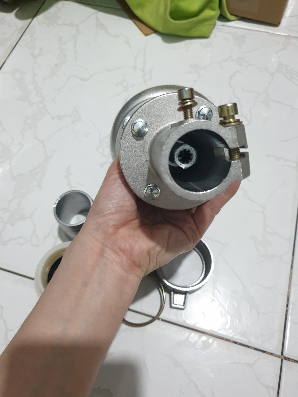 Đầu bơm nước phi 28mm, 9 khía  gắn máy cắt (phát) cỏ.