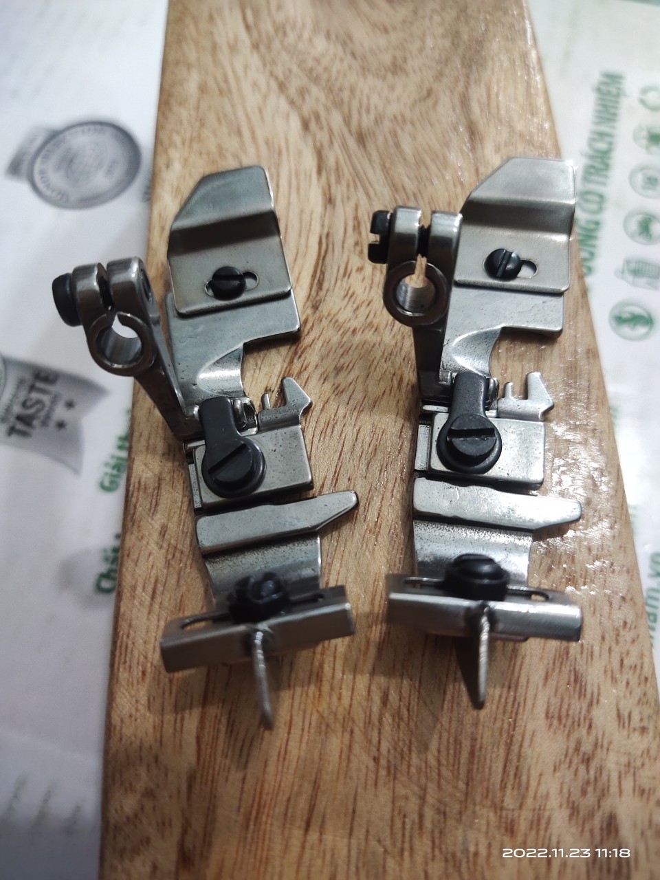 chân vịt máy vắt sổ có lưỡi gà