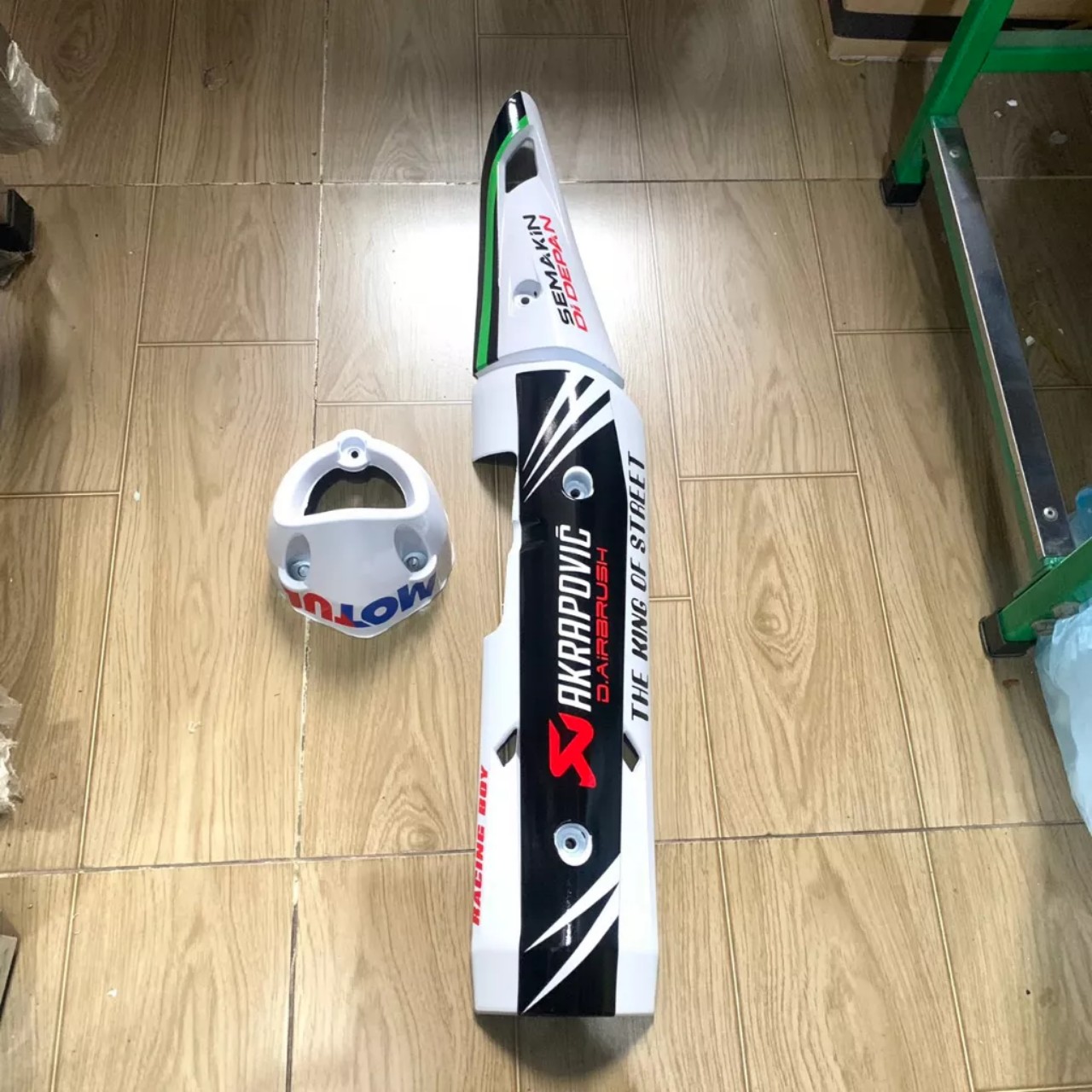 Ốp pô cho xe Exciter 150 màu trắng