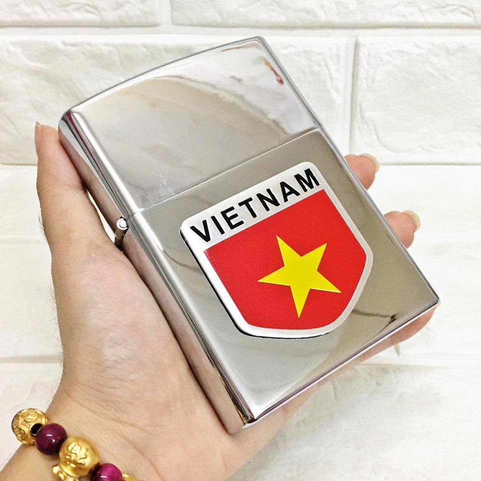 BẬT LỬA ZIPPO KHỔNG LỒ BẠC BÓNG HÌNH CỜ VIỆT NAM (SIZE: 8CM X 11,5CM) - (XÀI XĂNG)