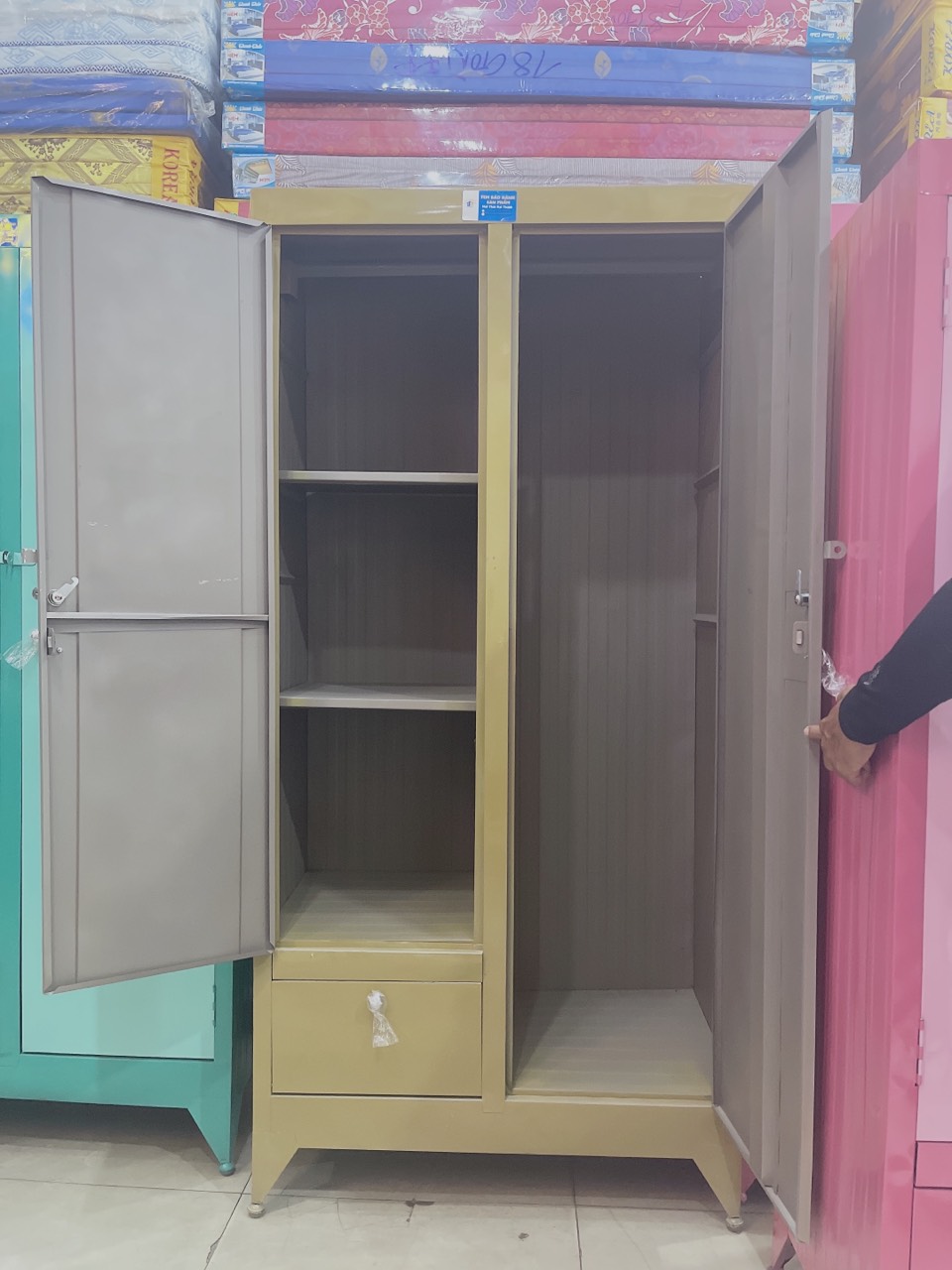 Tủ quần áo sắt 1m8 màu xanh lá