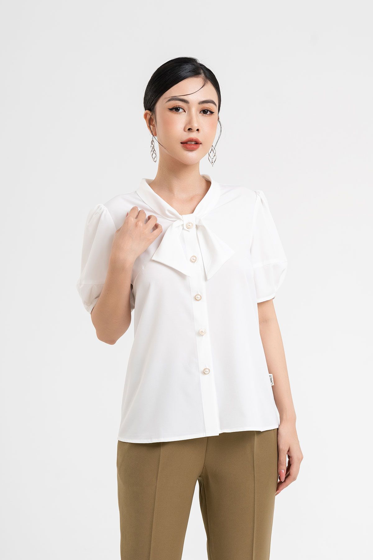 Áo sơ mi lamer cổ nơ cúc trai l61h22h006