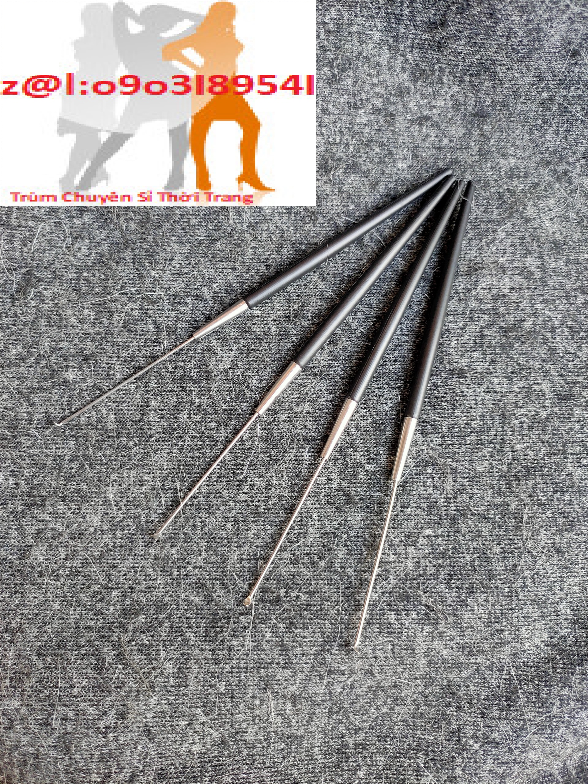 1 cây móc tai trong bộ ráy tai