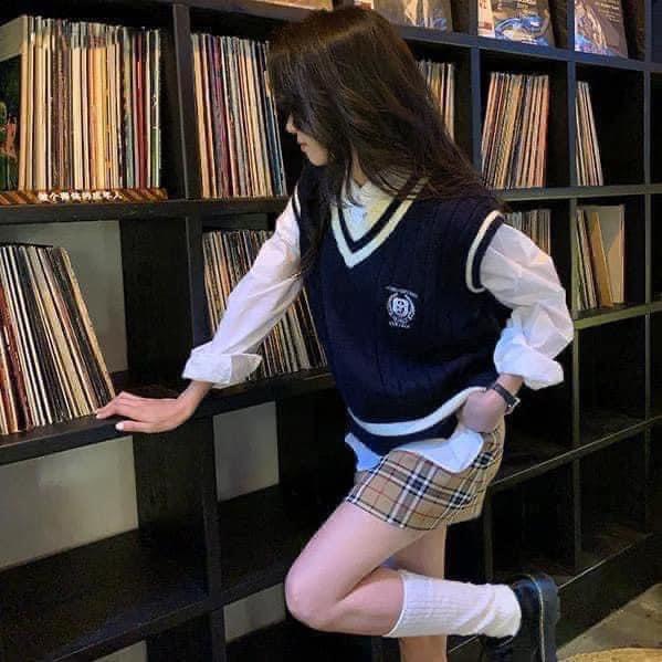 Áo len gile cổ tim hình huy hiệu nữ LS_AL152