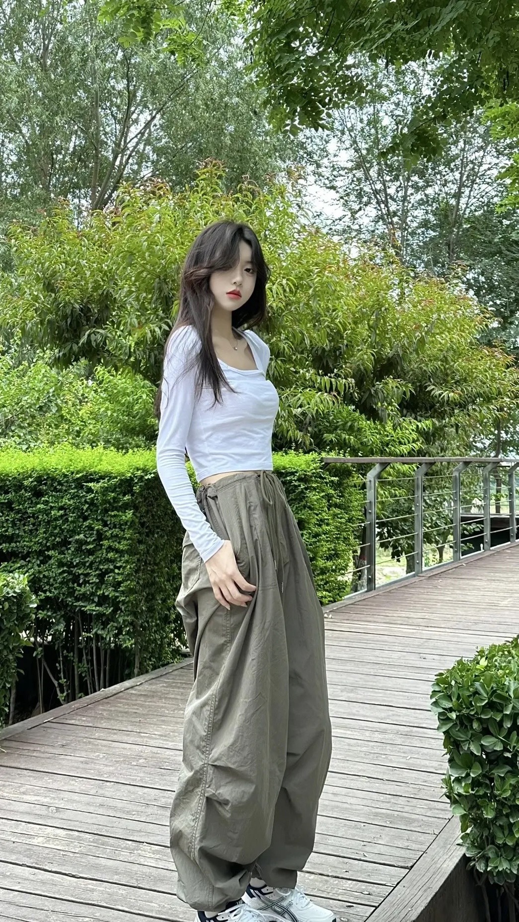 Quần dù gió nhăn MRS ống rộng dây rút eo cá tính