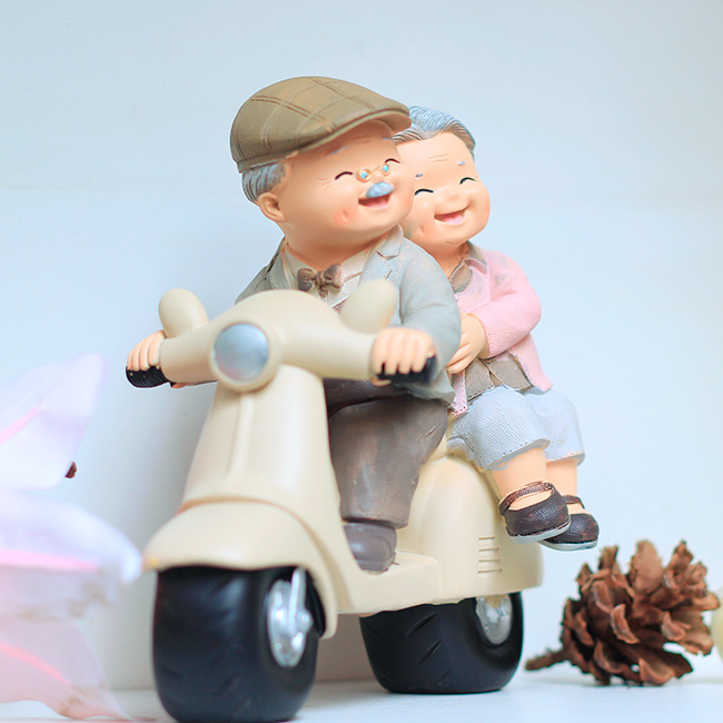 Tượng Ông Bà đèo xe máy, Tượng trang trí bàn làm việc, Quà tặng ý nghĩa, Đồ lưu niệm dễ thương