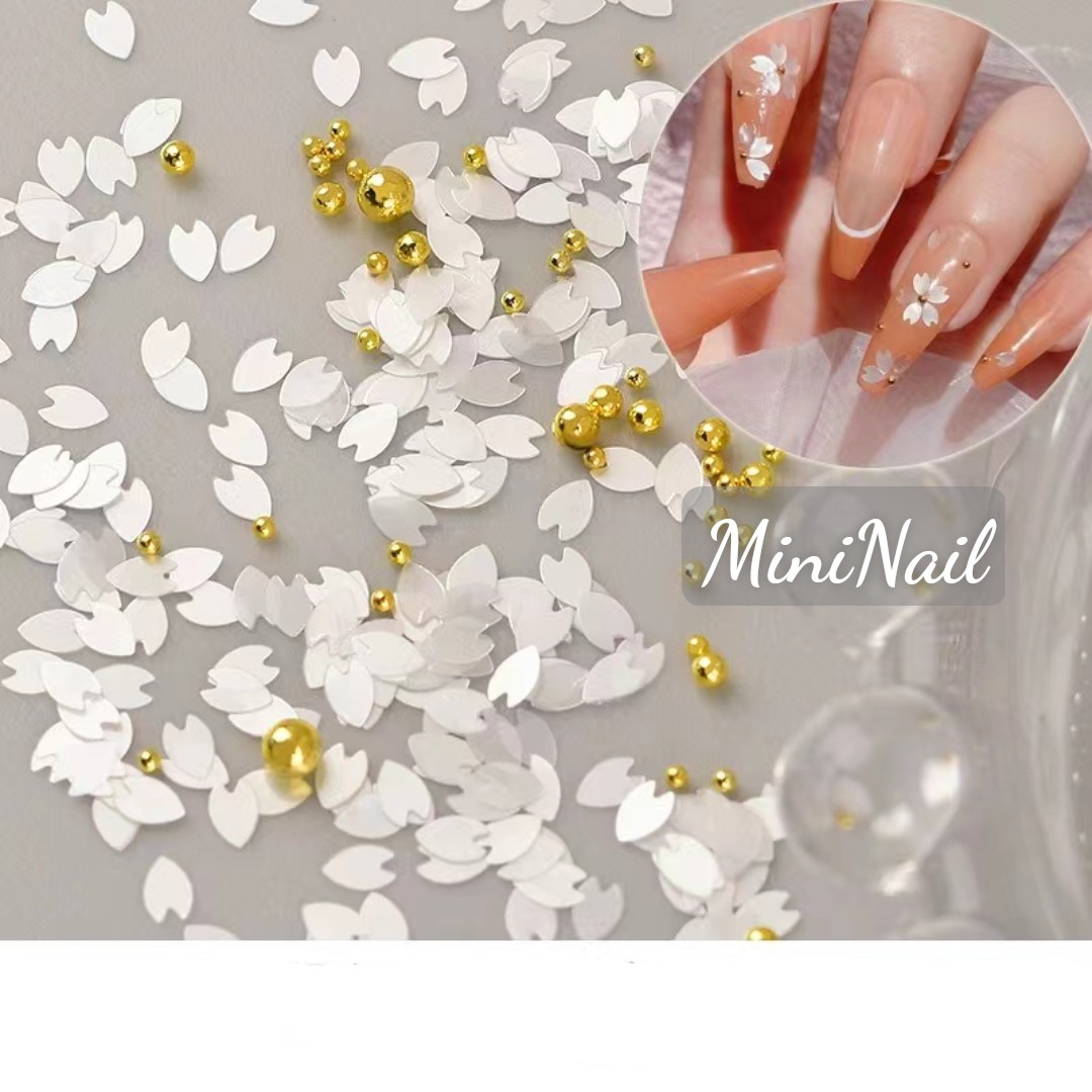 Cánh hoa trắng sakura nail