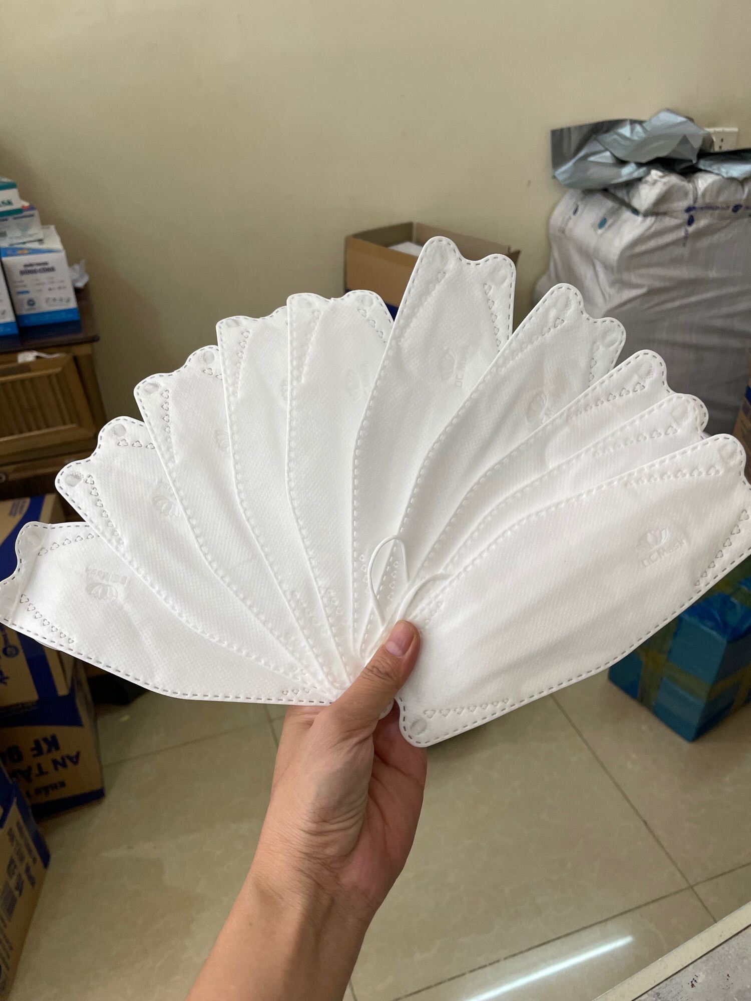 1 thùng khẩu trang KF94 hiệu DC (Dũng Công) 300 chiếc các màu