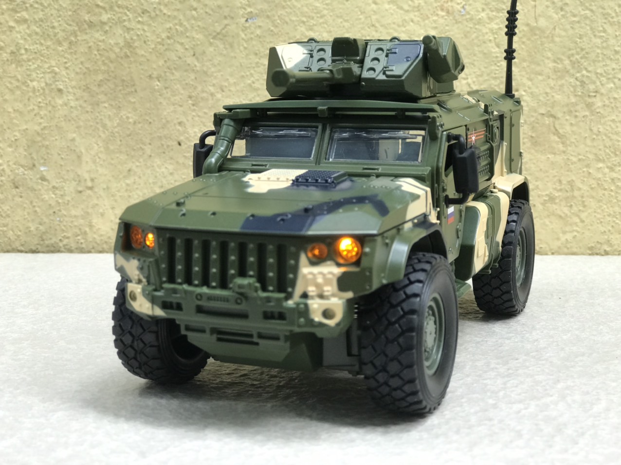 Mô hình xe quân sự bọc thép typhoon vdv nga 1:32