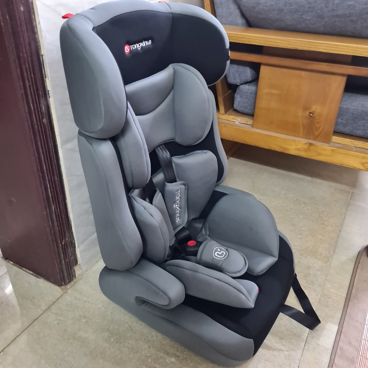 Ghế ngồi ô tô cho bé