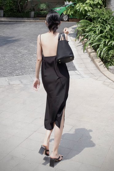 [NHẬP MÃ NOVFALAZSOCIAL02 GIẢM 40K ĐƠN 199K  ]  Đầm Maybi midi suông lụa 2 dây khoét lưng