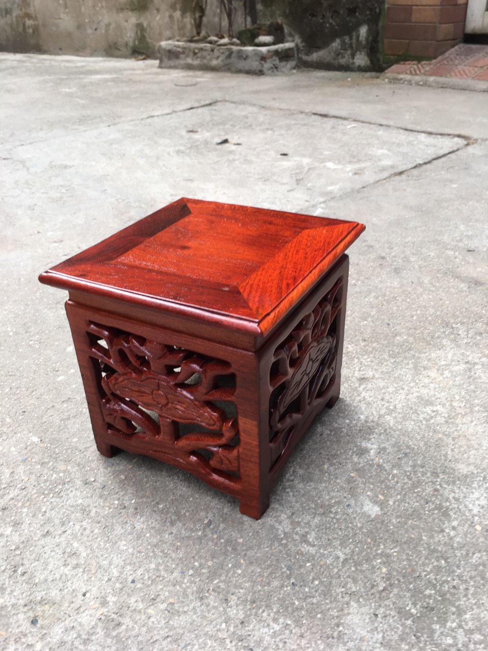 Đôn vuông hoa sen gỗ hương cao cấp