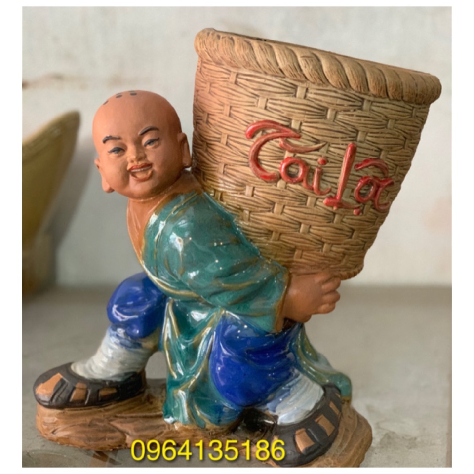 Tượng chú tiểu cõng chậu cây h30cm gốm sứ Bát Tràng