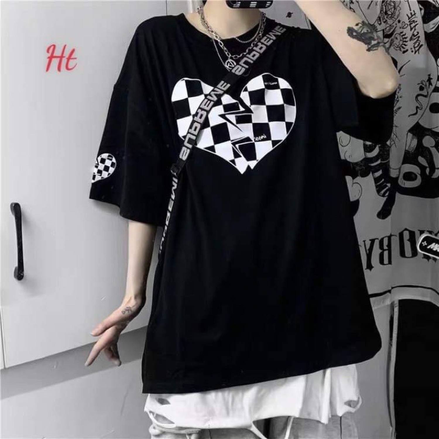 Áo thun tay lỡ trái tim caro in tay ngực HARIQUEEN