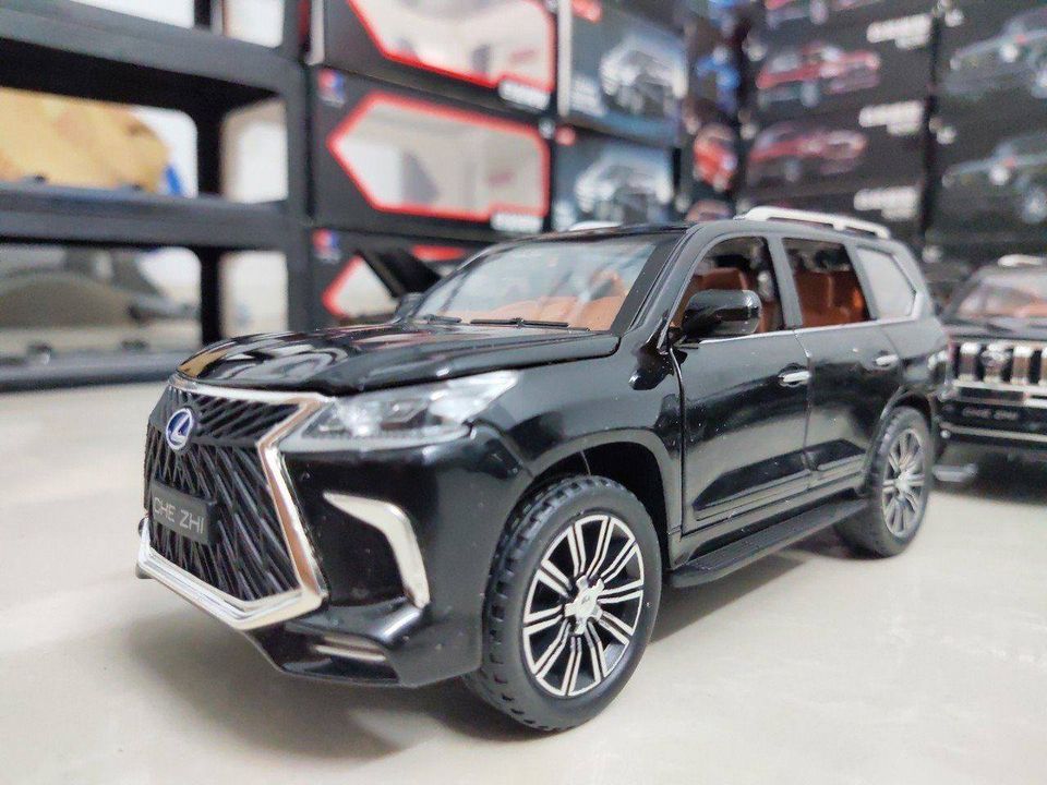Xe mô hình Lexus LX570, tỉ lệ 1:24, màu đen
