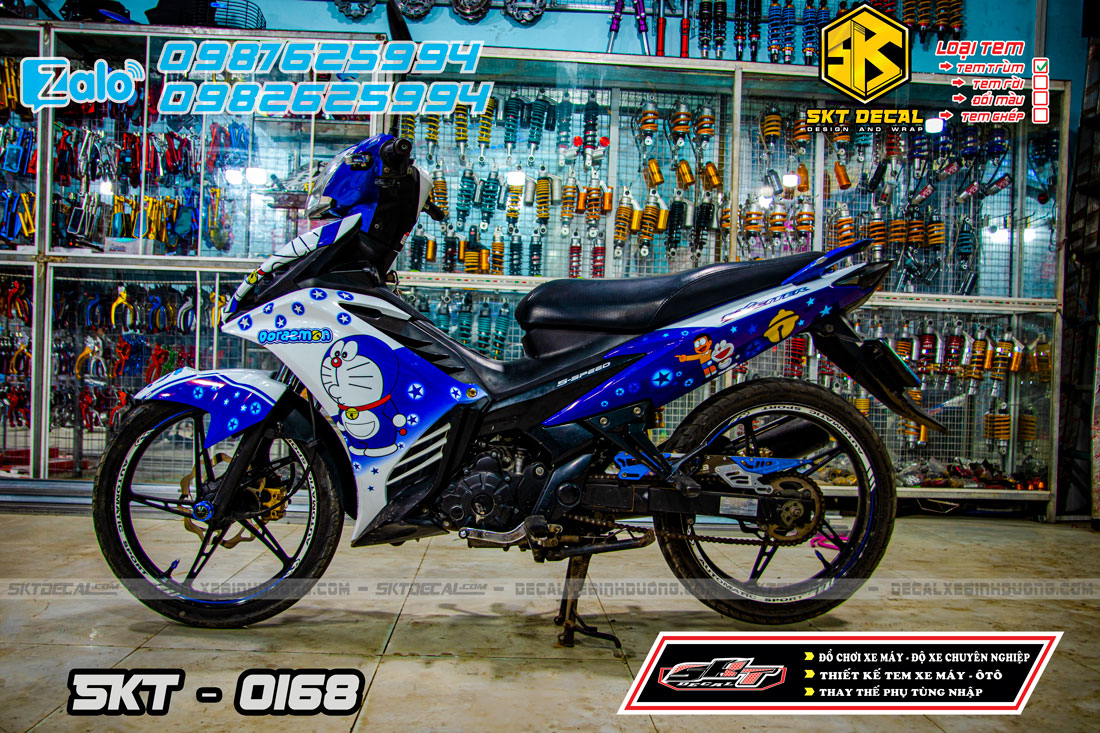 tem trùm exciter 135 xanh trắng doraemon