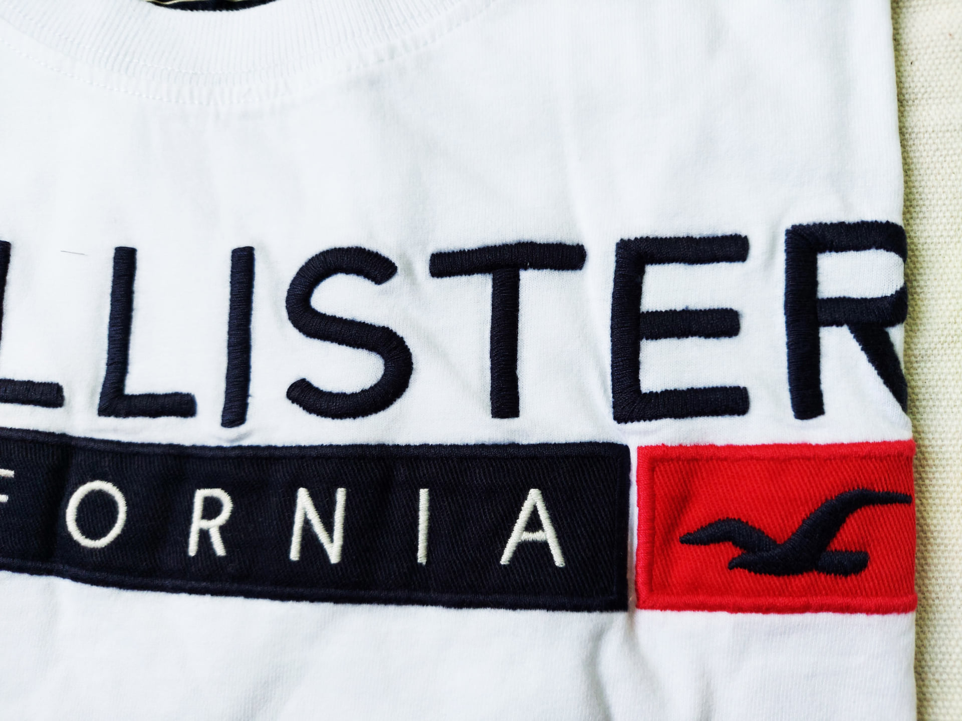 Áo thun Hollister White California