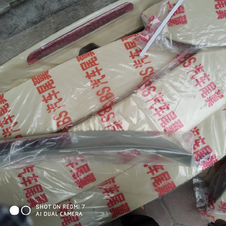 đuôi gió có đèn toyota innova