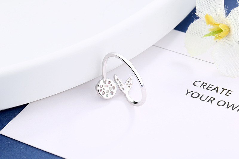 Nhẫn đuôi cá xà cừ xinh xắn
