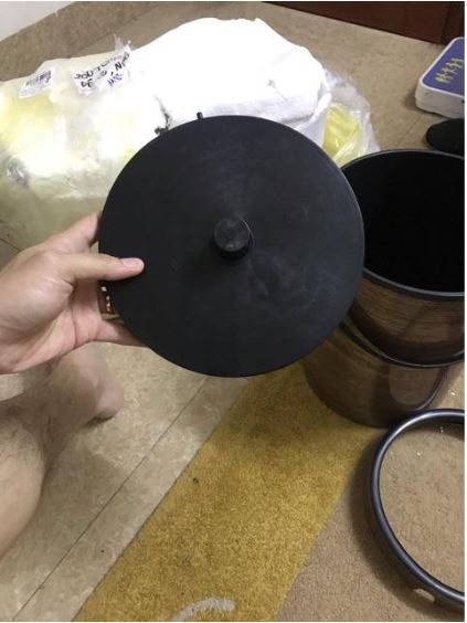 Thùng rác vân gỗ nắp lật thông minh.
