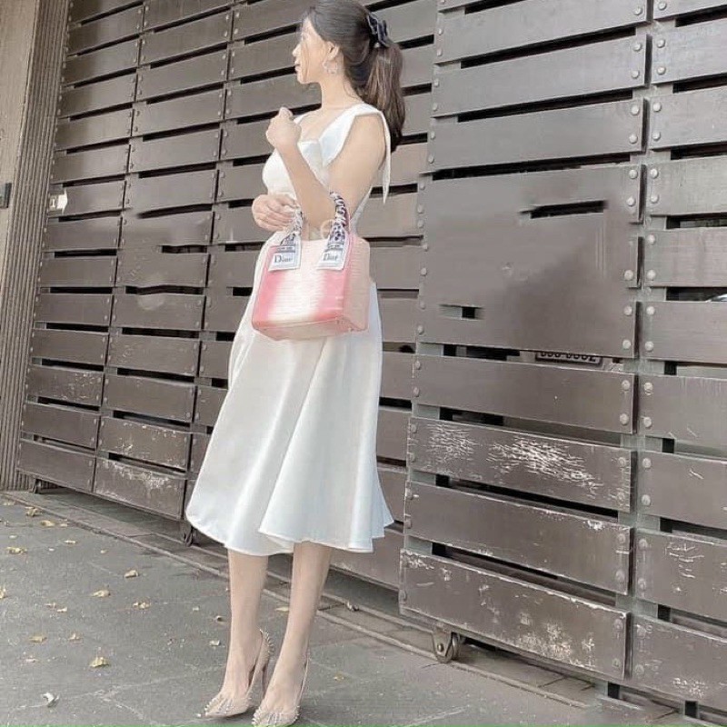 Đầm trắng cổ đắp vai
