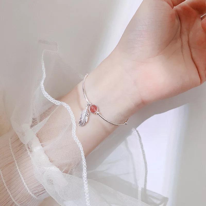 Lắc tay vòng khúc hạt thạch anh dâu tây kèm charm chiếc lá dễ thương