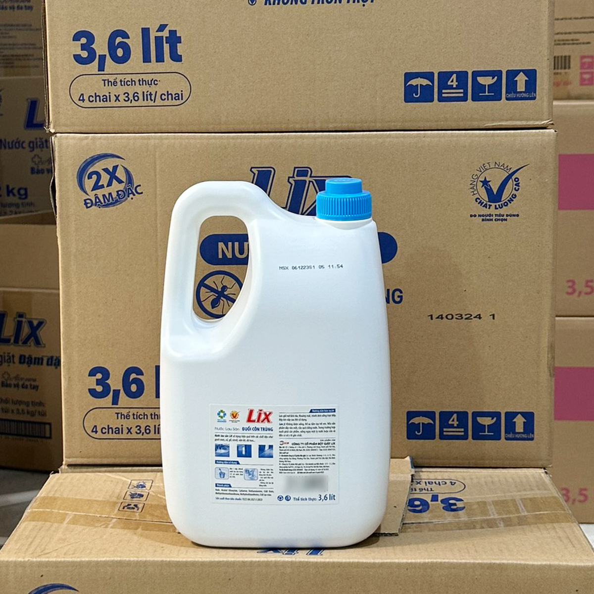 Nước lau sàn LIX đuổi côn trùng 3.6 lít LD360