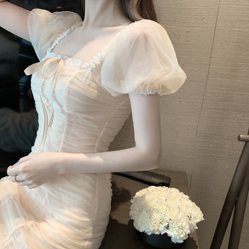 Đầm ren nhúng tay phồng ôm body