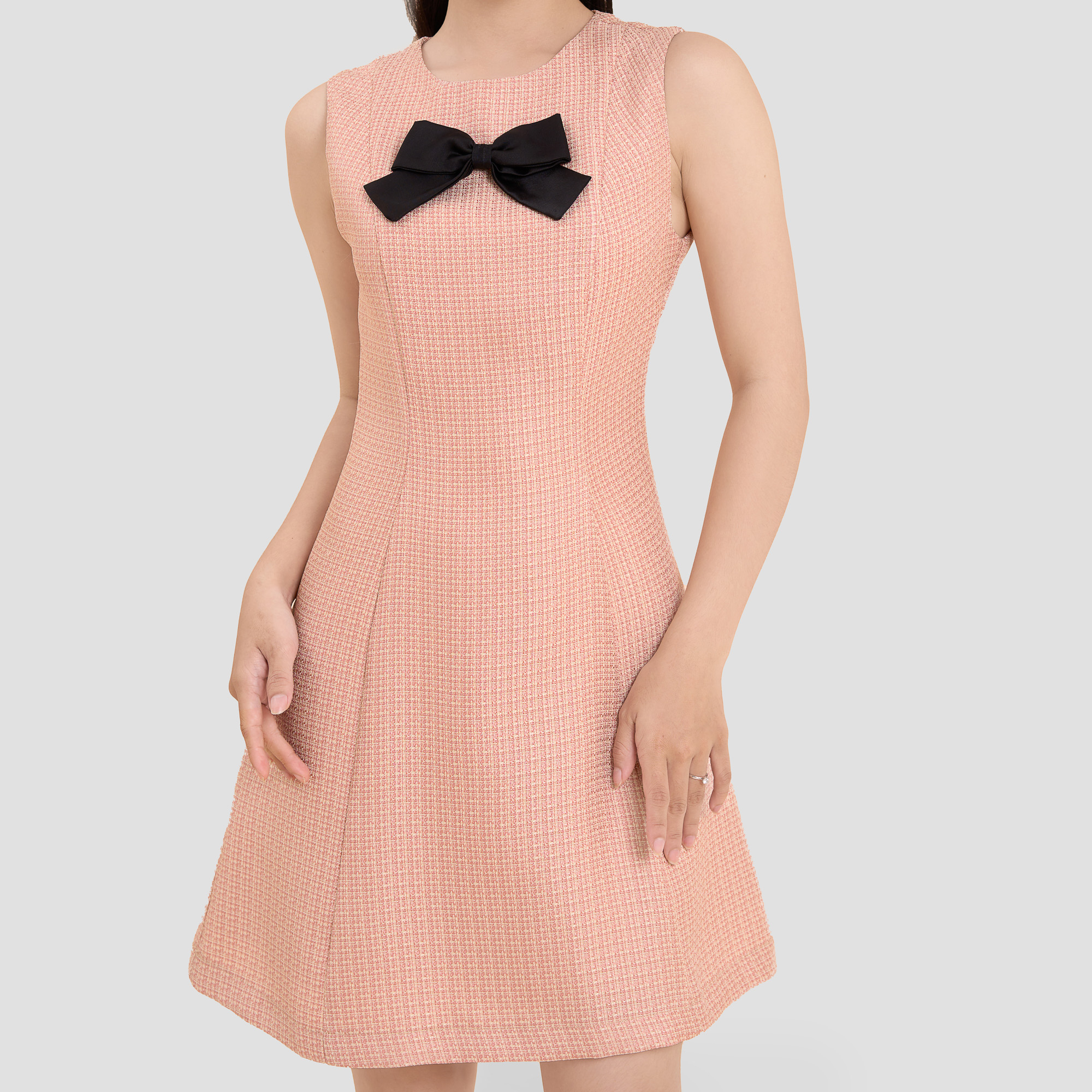 Đầm ôm bố tweed phối nơ đen Maybi