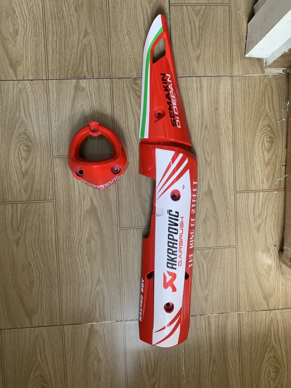 ỐP pô và chụp đích pô xe exciter 150 màu đỏ trắng mẫu zin