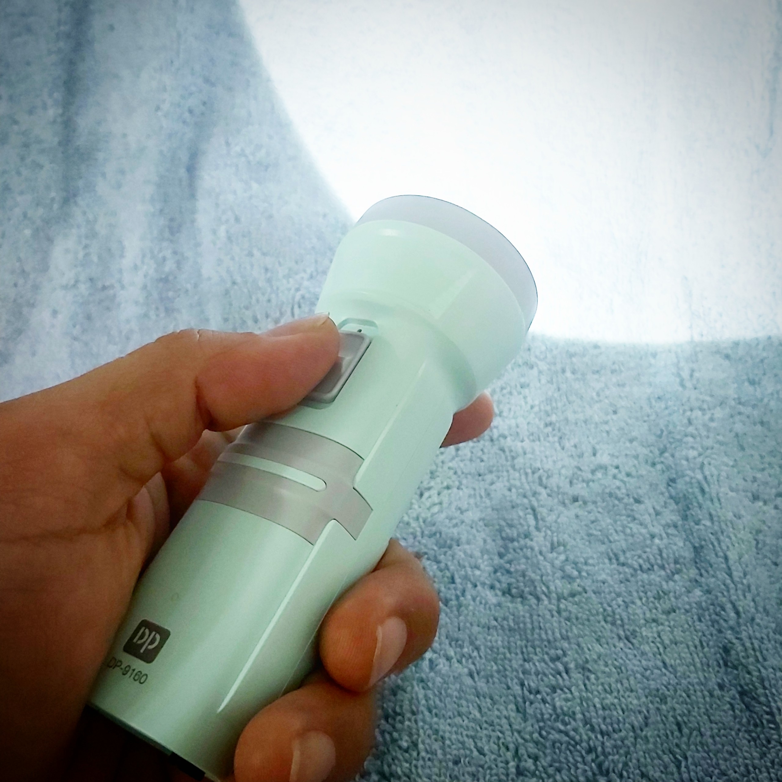 Đèn pin mini sạc điện loại tốt- đèn pin siêu sáng - đèn pin mini - den pin cam tay - đèn bão - đèn cắm trại dã ngoại -moc khoa den