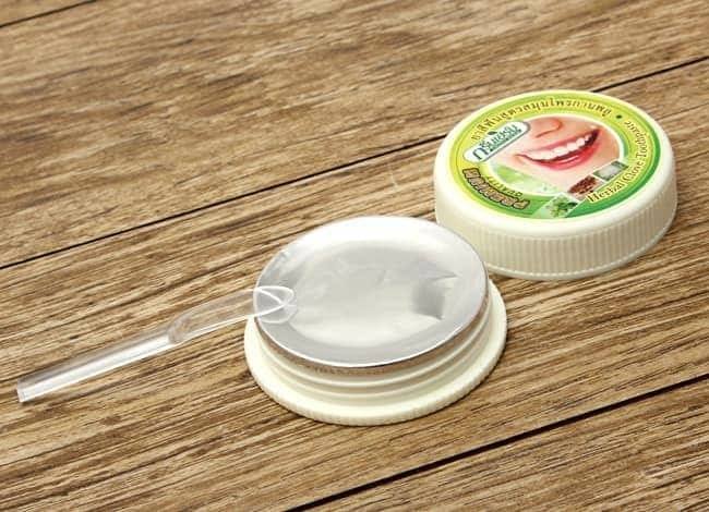 Kem tẩy trắng răng HERBAL CLOVE TOOTHPASTE Thái Lan