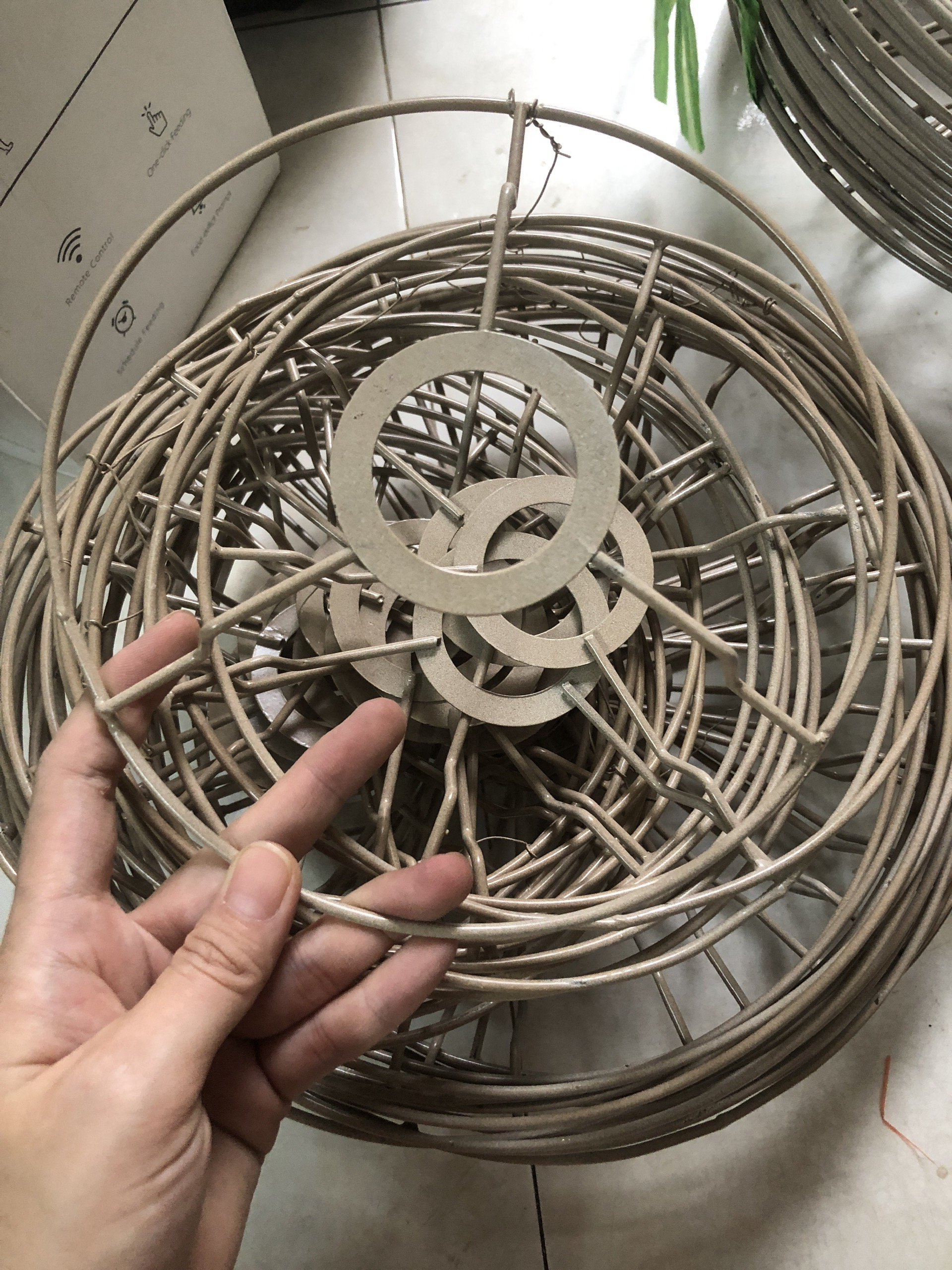 Chao đèn, khung đèn sơn tĩnh điện là handmade, đèn macrame