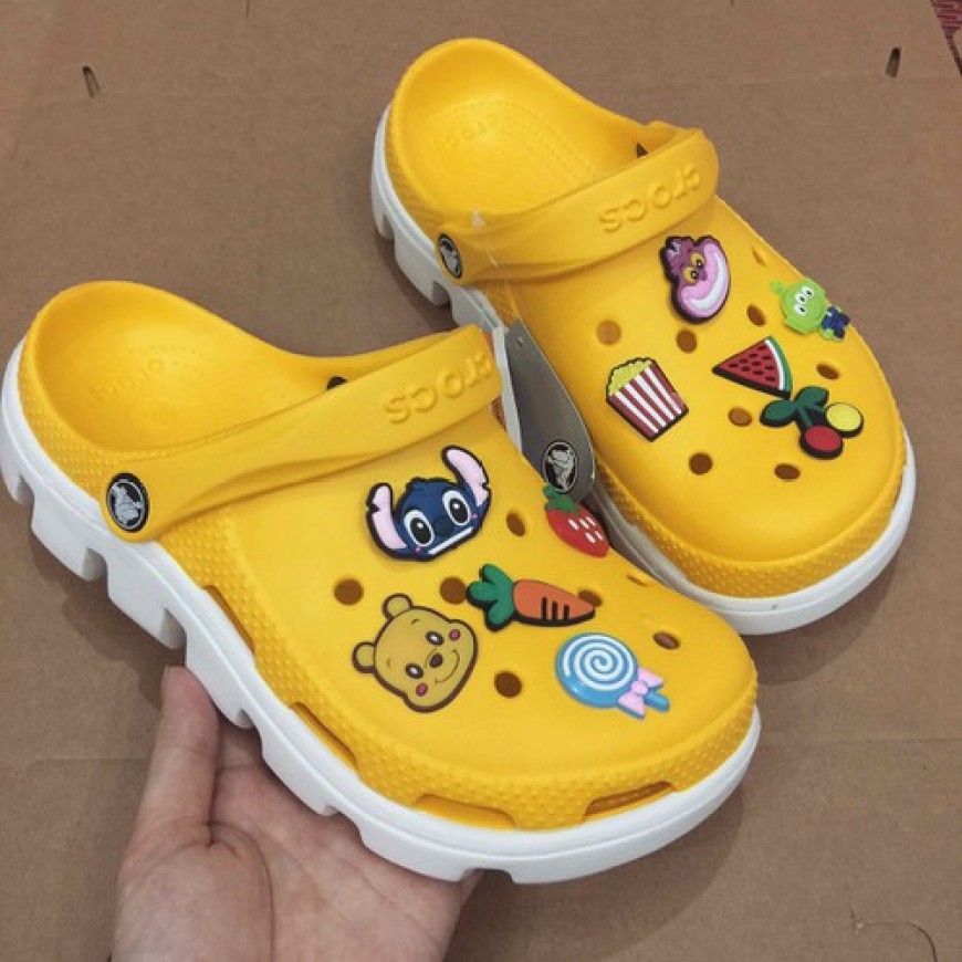 Dép Crorc Nữ Vàng Đế Trắng - Đế Cá Sấu Có Chữ Crocs - Tặng kèm Full 12 Sticker giá rẻ