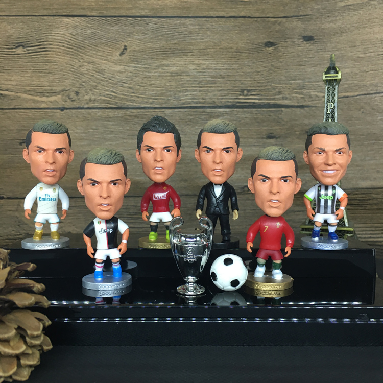 Statue player Ronaldo-Messi-gift friends
