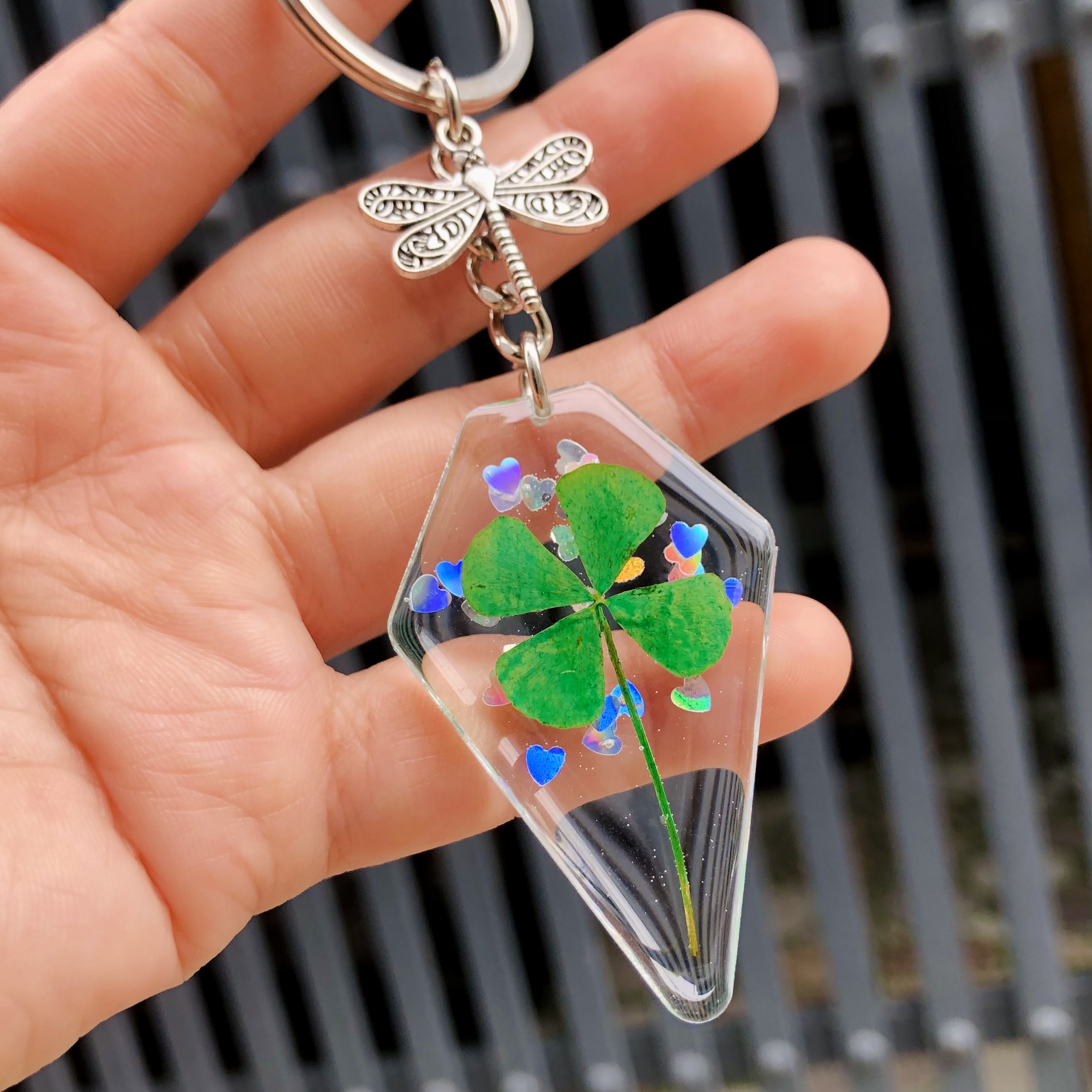 Móc khóa cỏ 4 lá may mắn tim xinh (thêm chữ theo yêu cầu) handmade epoxy resin quà lưu niệm độc đáo