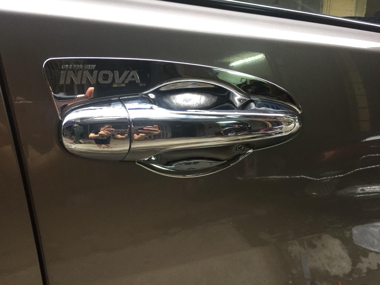 Ốp Tay Và Hõm Cửa Xe Innova 2017 đến 2022 Mạ Crom Cao Cấp, Giúp Chống Xước, Làm Đẹp Xe, Có Sẵn Keo Dính 2 Mặt, Lắp Đặt Dễ Dàng Tại Nhà