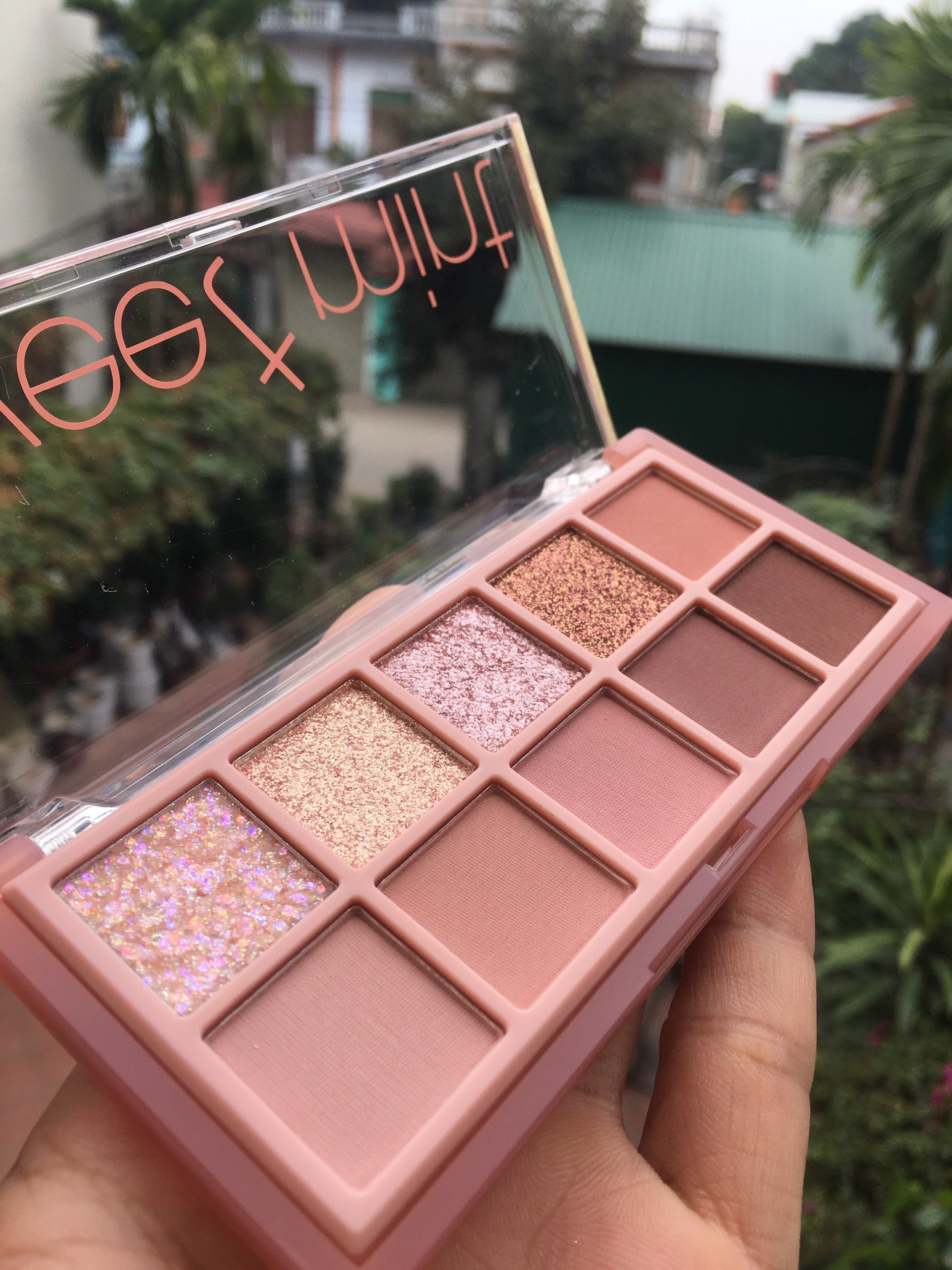 Bảng phấn mắt sweet mint 10 màu sắc hiệu ứng lì
