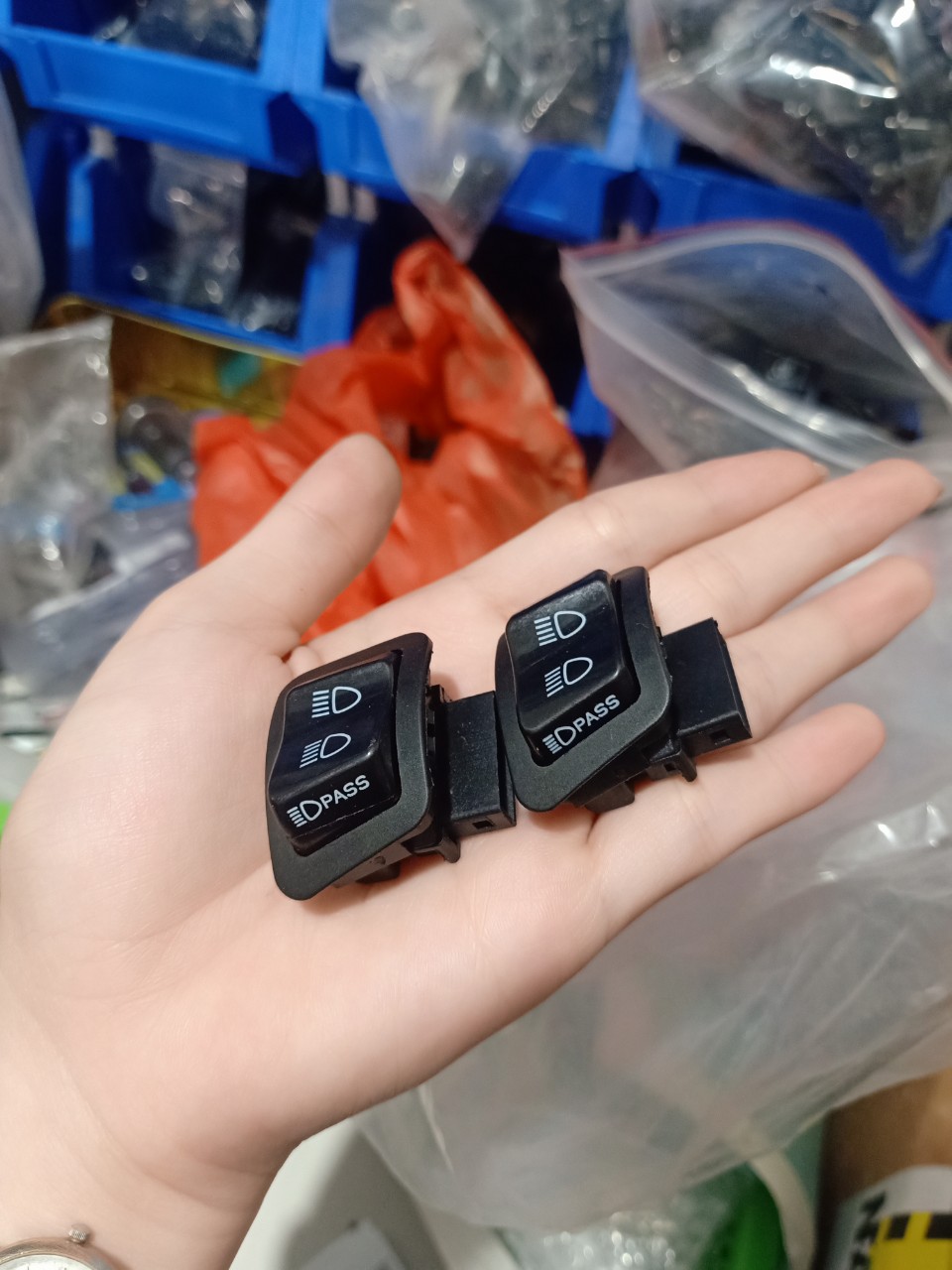 Công tắc Passing, SH loại 1 gắn xe máy( không kèm giắc) Thùy Linh Tools